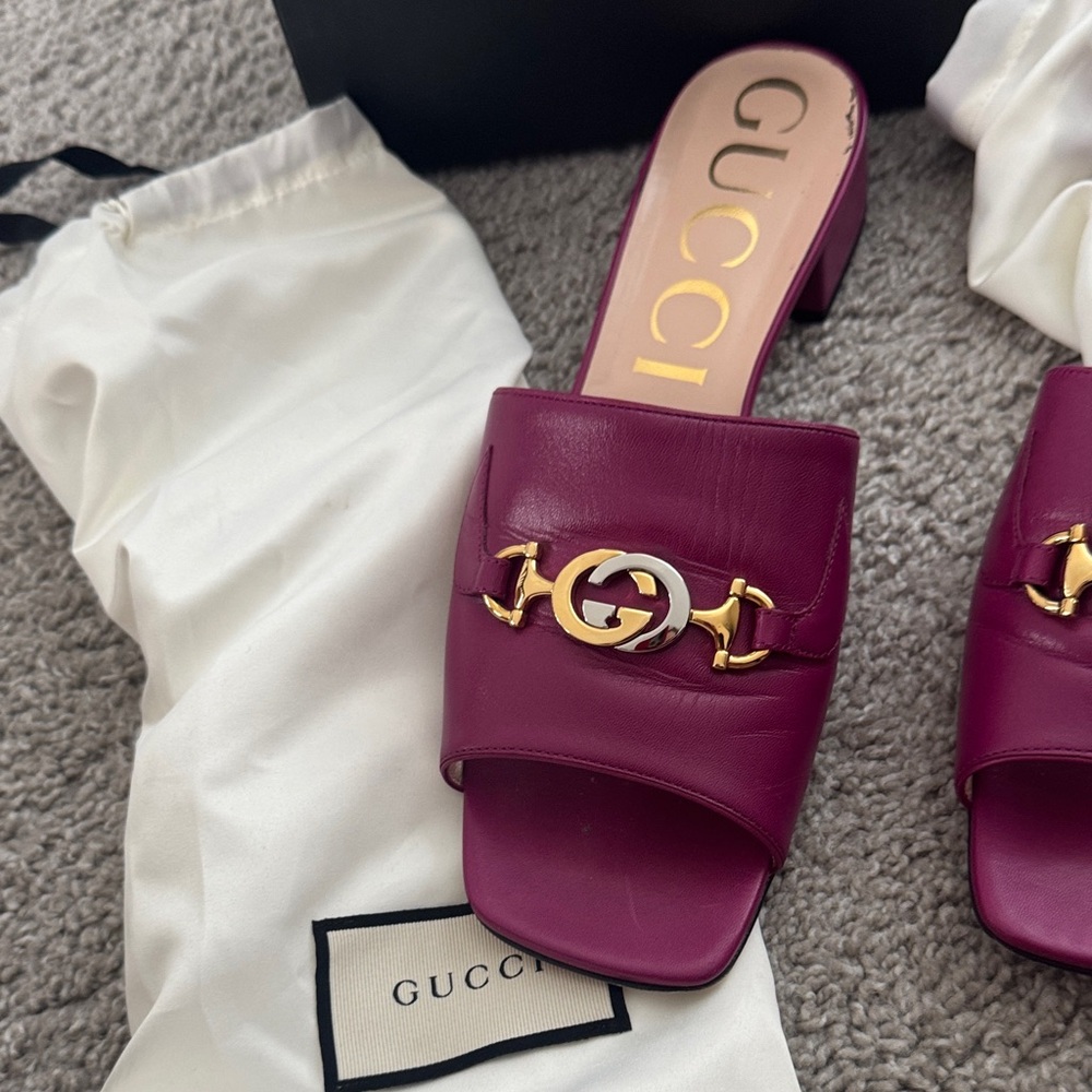 Gucci Women's Magenta Mules with Gold Detail - Picture 1 of 14